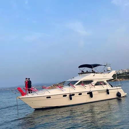 Úszó hotel Lares Yachting *