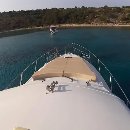 Lares Yachting Úszó hotel *