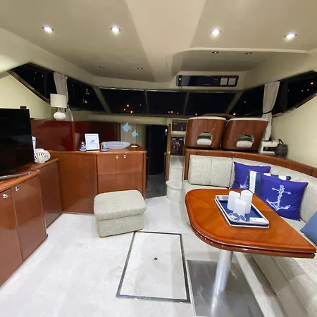 Úszó hotel Lares Yachting