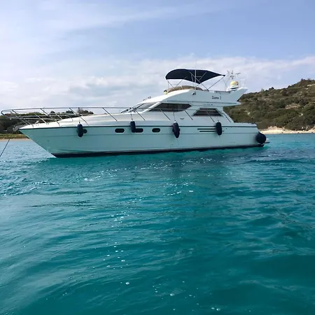 Lares Yachting Úszó hotel