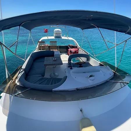 Úszó hotel Lares Yachting