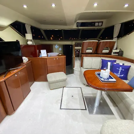 Lares Yachting Úszó hotel *